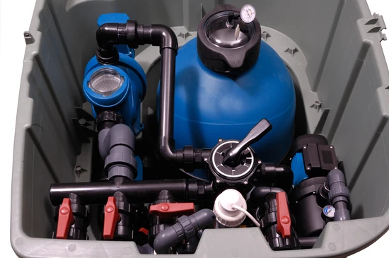 Intérieur d'un local technique avec système de filtration d'eau